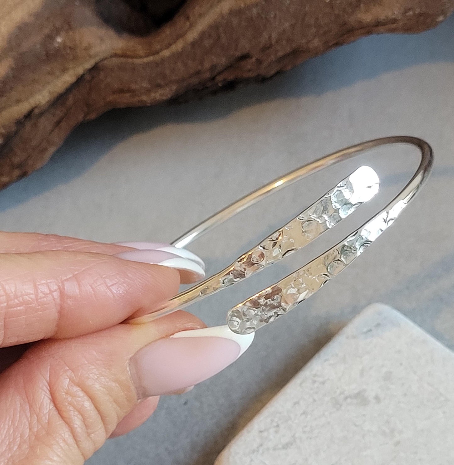 Silver hammered bracelet / Hammered jewellery / Adjustable / Simple bracelet / Minimal / Gift