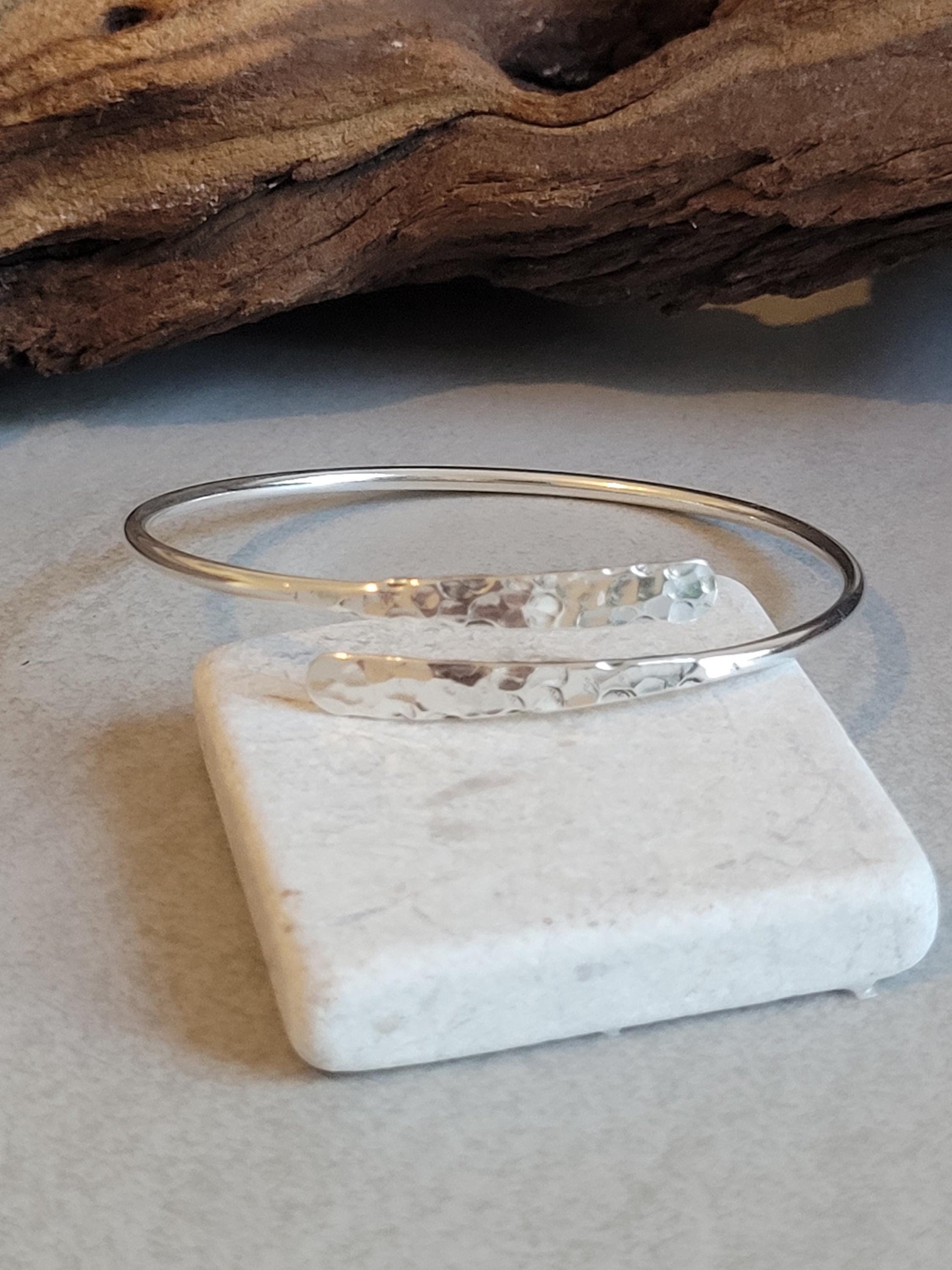 Silver hammered bracelet / Hammered jewellery / Adjustable / Simple bracelet / Minimal / Gift