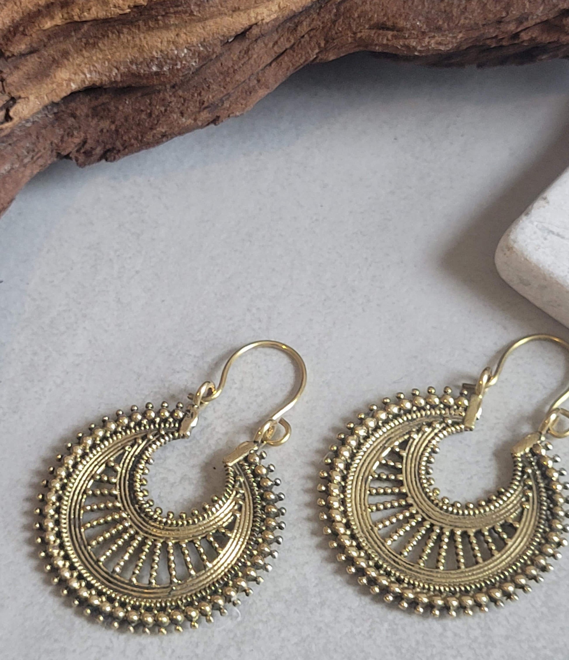 Brassearrings / Detailed hoops / Bohemian jewellery / Gift idea / Elegant earrings / Gold jewelry / Pretty / Golden