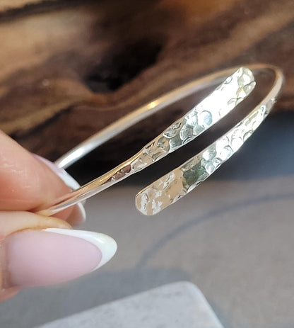 Silver hammered bracelet / Hammered jewellery / Adjustable / Simple bracelet / Minimal / Gift