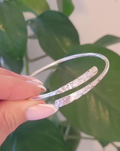 Silver hammered bracelet / Hammered jewellery / Adjustable / Simple bracelet / Minimal / Gift