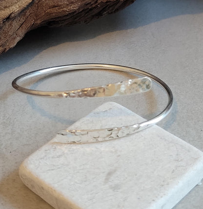 Silver hammered bracelet / Hammered jewellery / Adjustable / Simple bracelet / Minimal / Gift