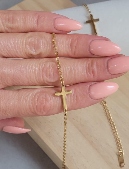 Brass Cross bracelet / Gold / Cross pendant / Layer bracelet / Chain / Gift ideas / Minimal / Minimalist