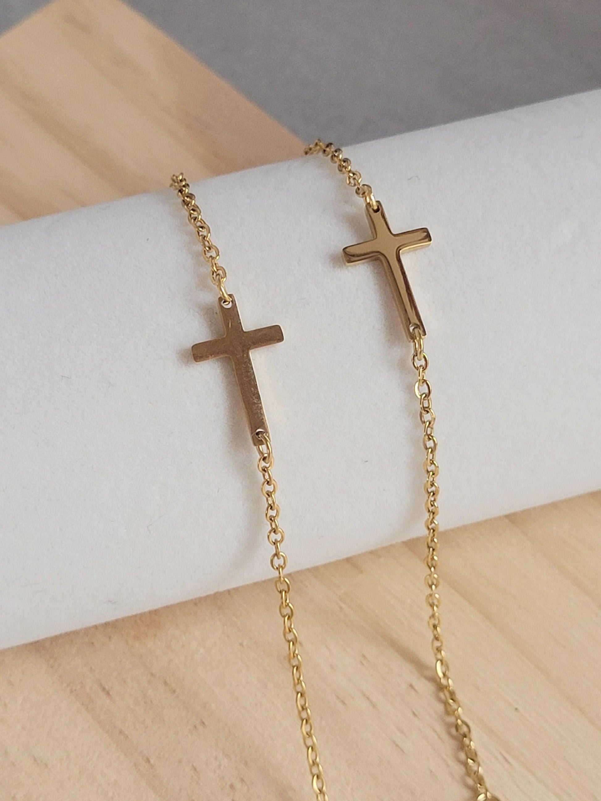 Brass Cross bracelet / Gold / Cross pendant / Layer bracelet / Chain / Gift ideas / Minimal / Minimalist