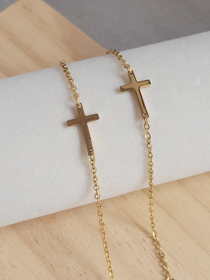 Brass Cross bracelet / Gold / Cross pendant / Layer bracelet / Chain / Gift ideas / Minimal / Minimalist