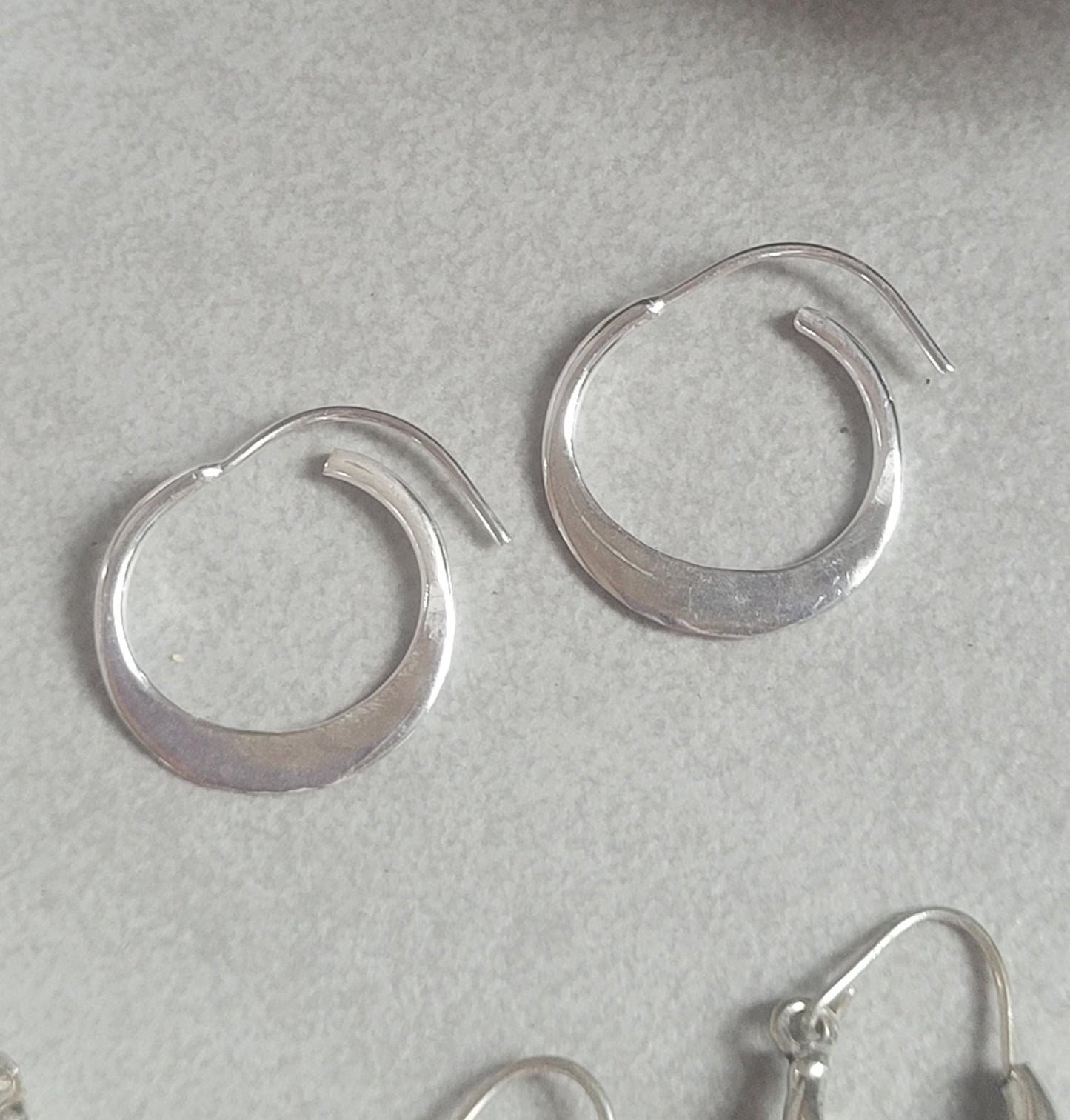Silver hoop earring set: Simple silver hoops