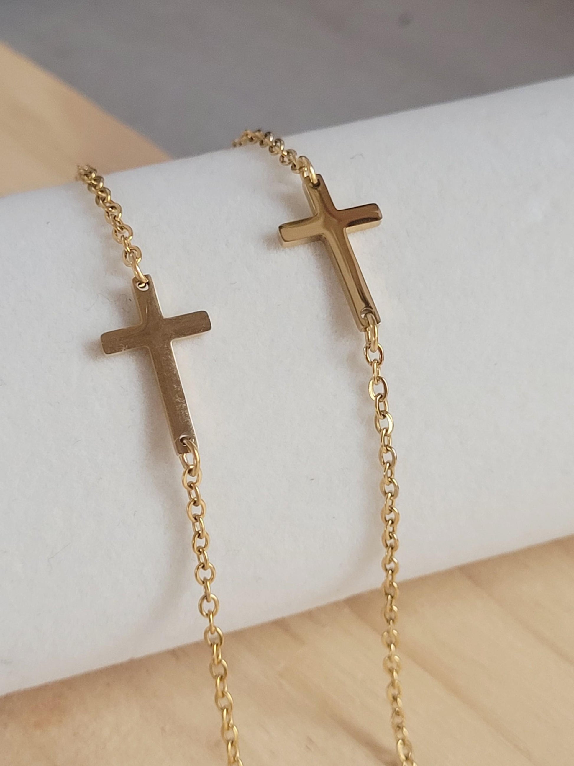 Brass Cross bracelet / Gold / Cross pendant / Layer bracelet / Chain / Gift ideas / Minimal / Minimalist
