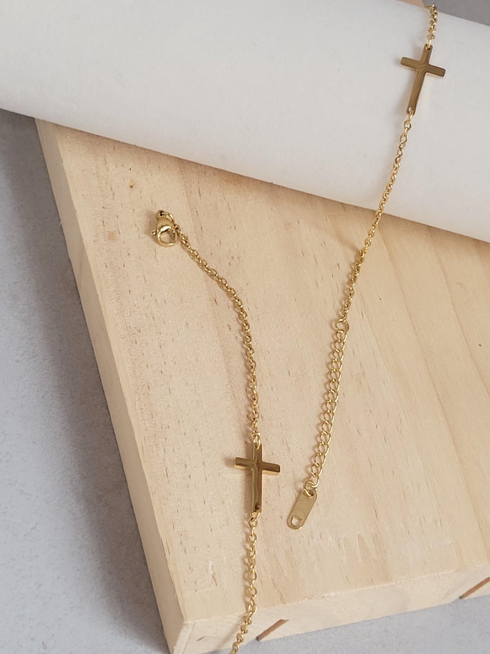 Brass Cross bracelet / Gold / Cross pendant / Layer bracelet / Chain / Gift ideas / Minimal / Minimalist