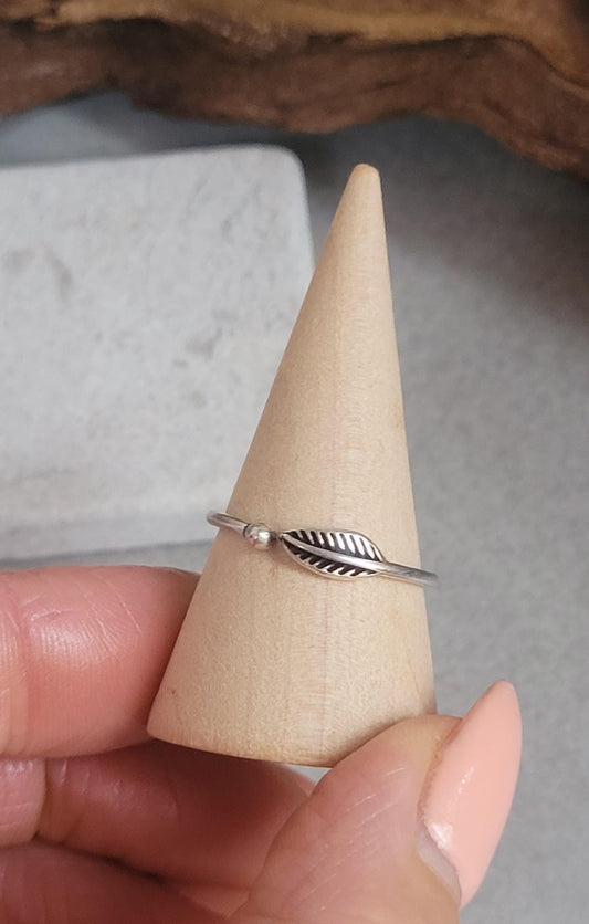 Simple silver feather ring / Minimalist jewelry