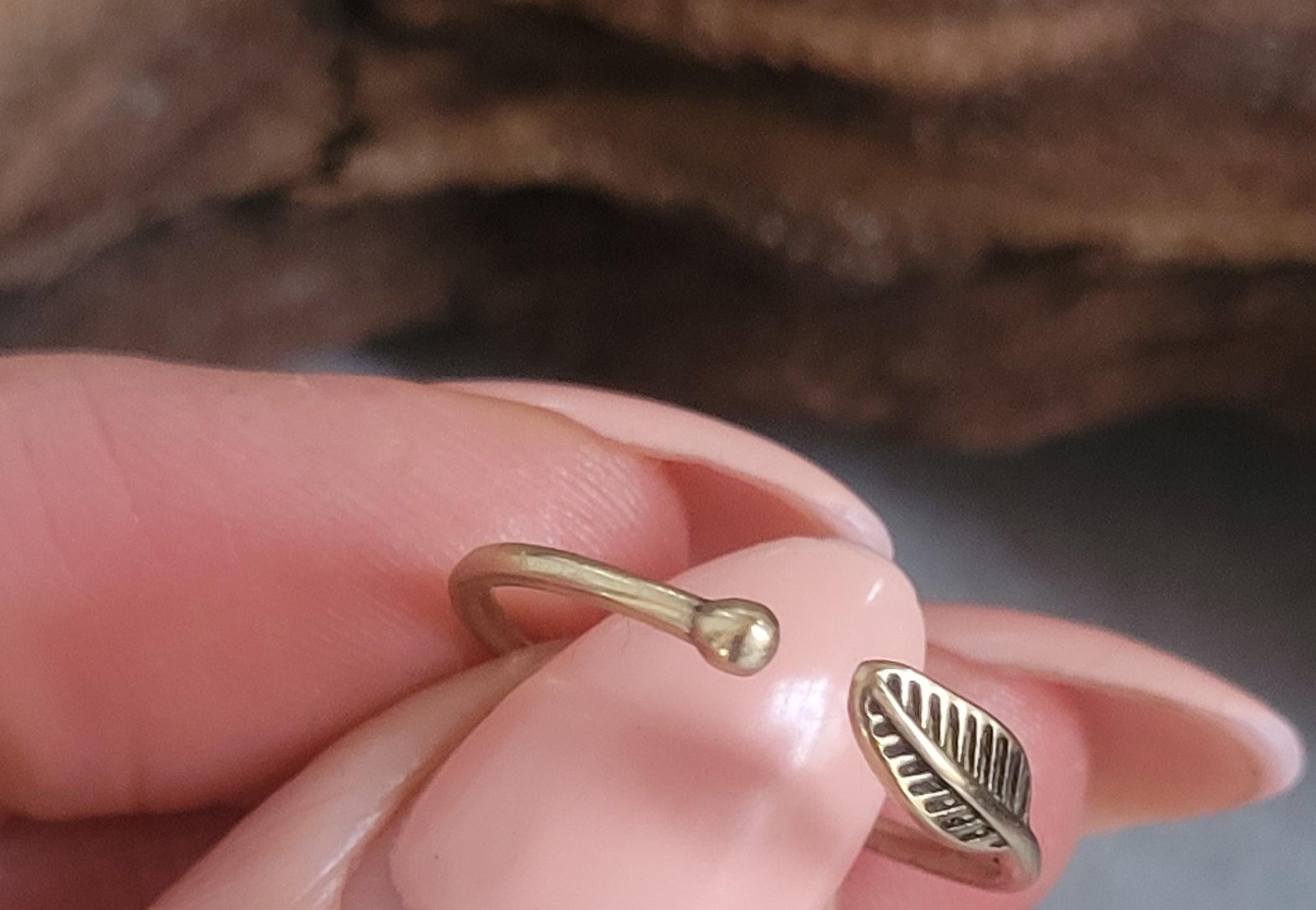Simple brass feather ring / Minimalist jewelry / Stackable jewelry