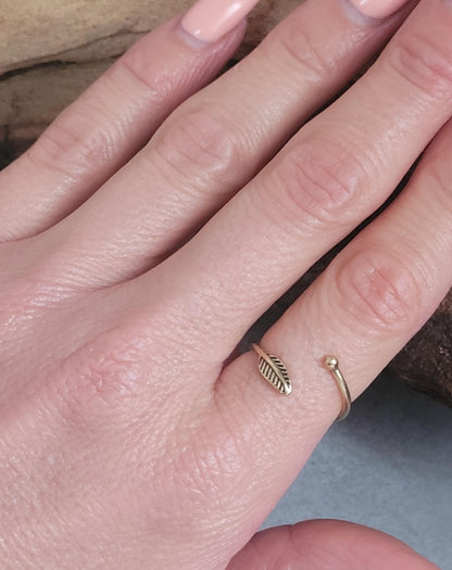 Simple brass feather ring / Minimalist jewelry / Stackable jewelry