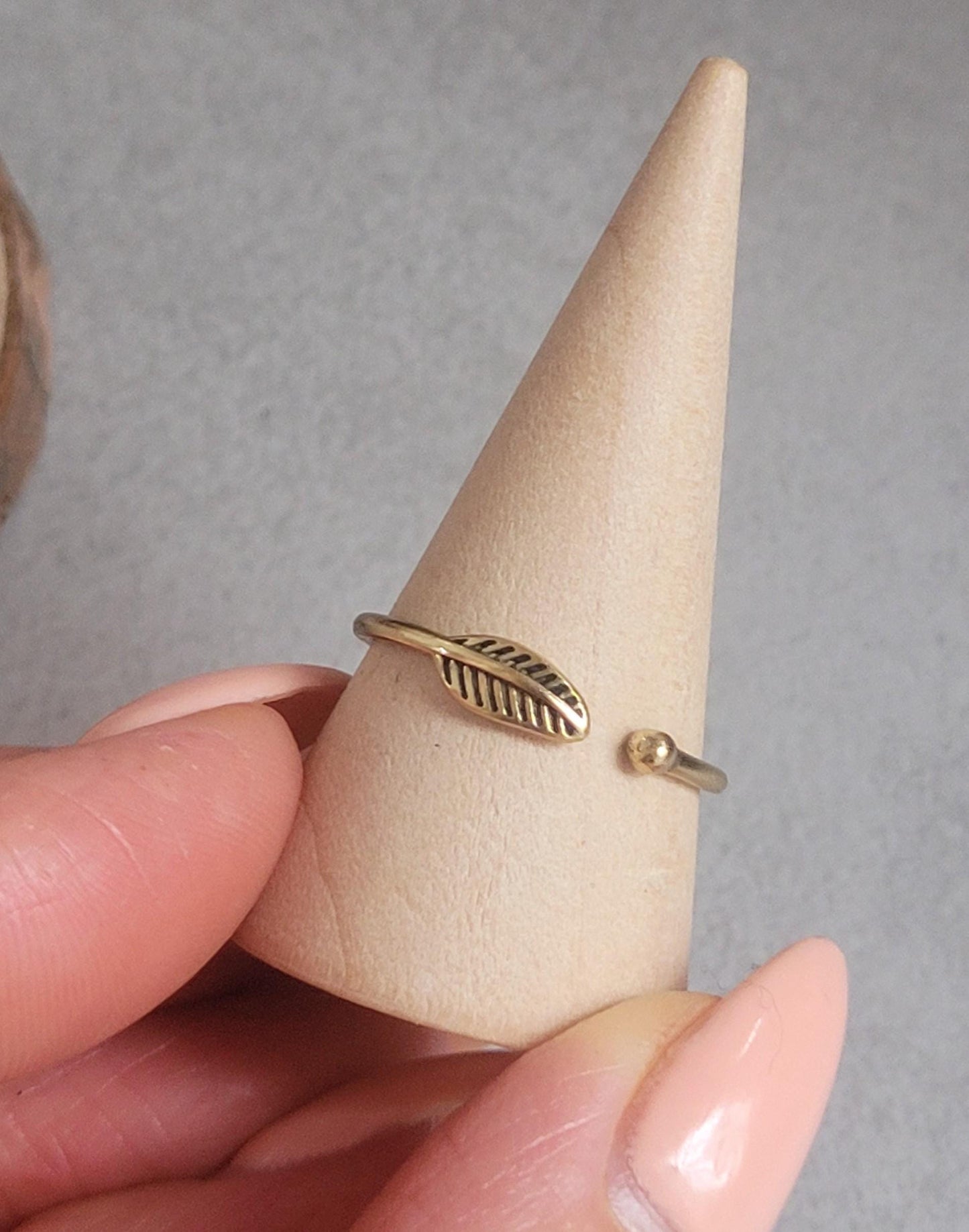 Simple brass feather ring / Minimalist jewelry / Stackable jewelry
