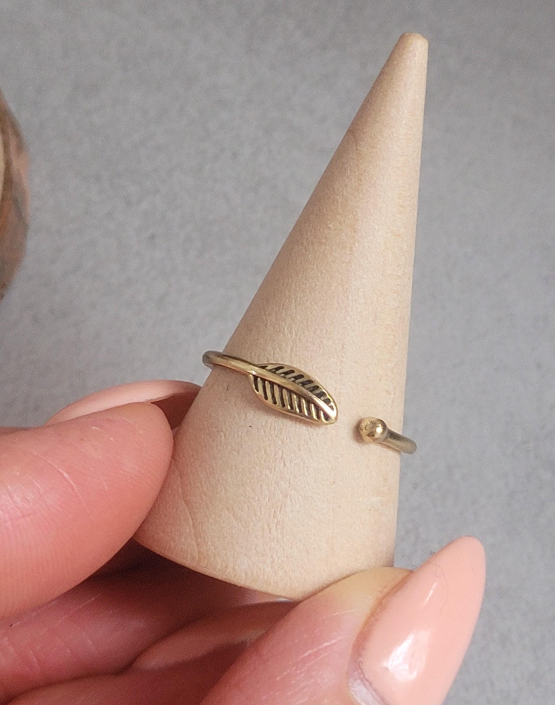 Simple brass feather ring / Minimalist jewelry / Stackable jewelry
