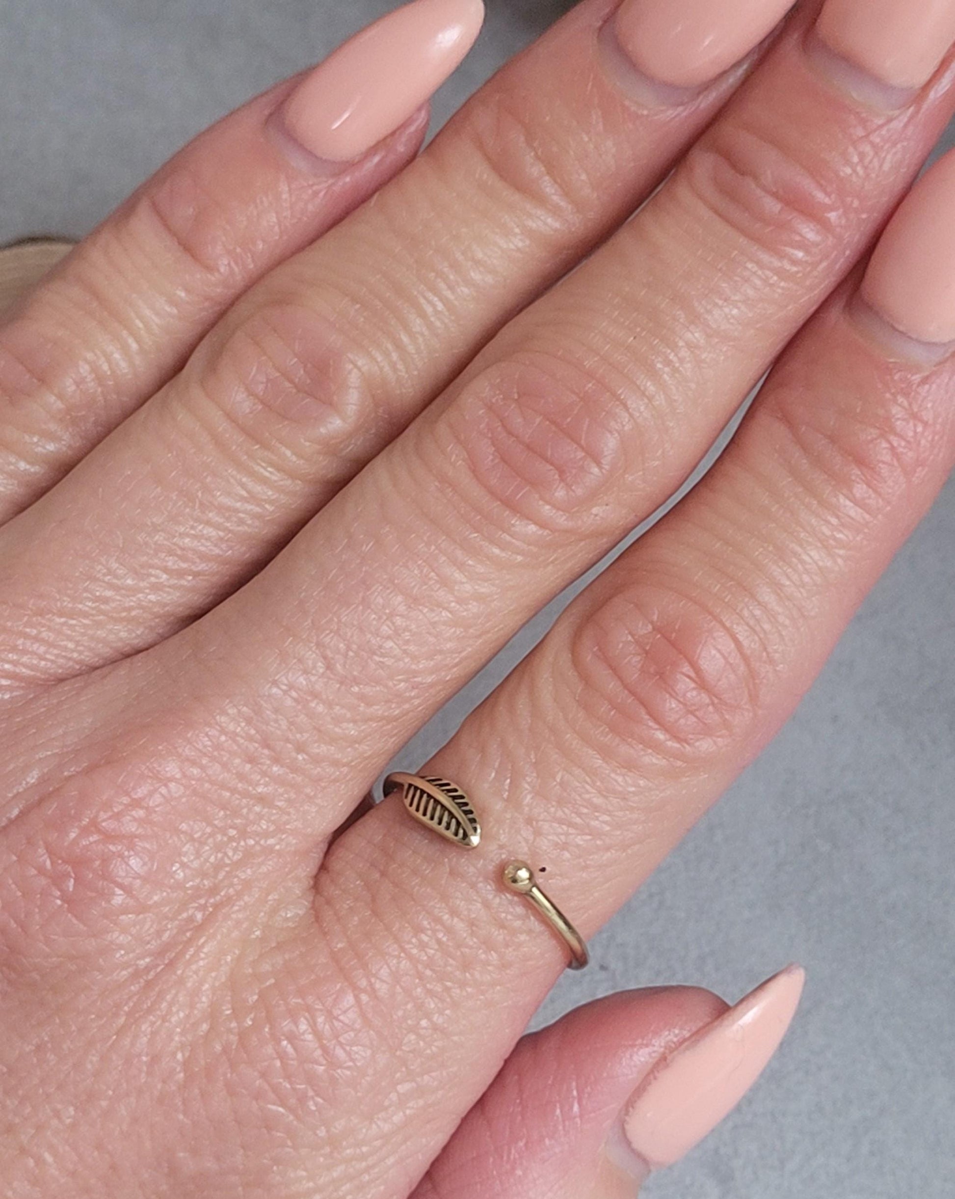 Simple brass feather ring / Minimalist jewelry / Stackable jewelry