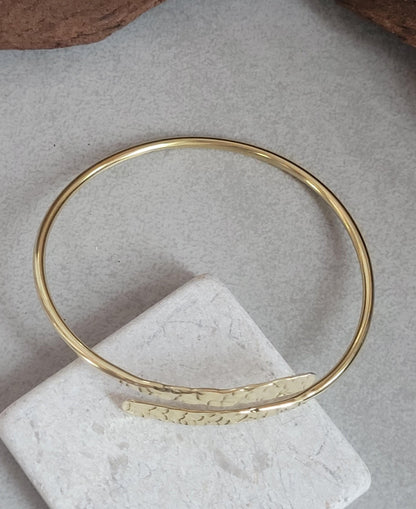 Golden hammered bracelet / Hammered jewellery / Adjustable / Simple bracelet / Minimal / Gift