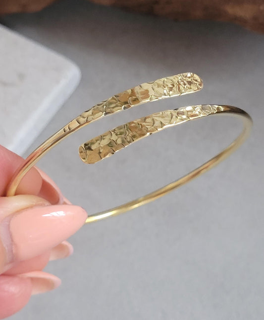 Golden hammered bracelet / Hammered jewellery / Adjustable / Simple bracelet / Minimal / Gift