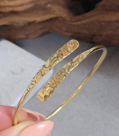 Golden hammered bracelet / Hammered jewellery / Adjustable / Simple bracelet / Minimal / Gift