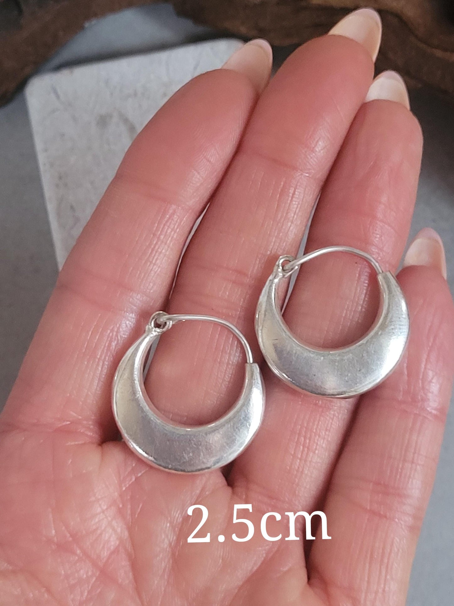 Silver simple hoop earrings: Minimalist jewellery