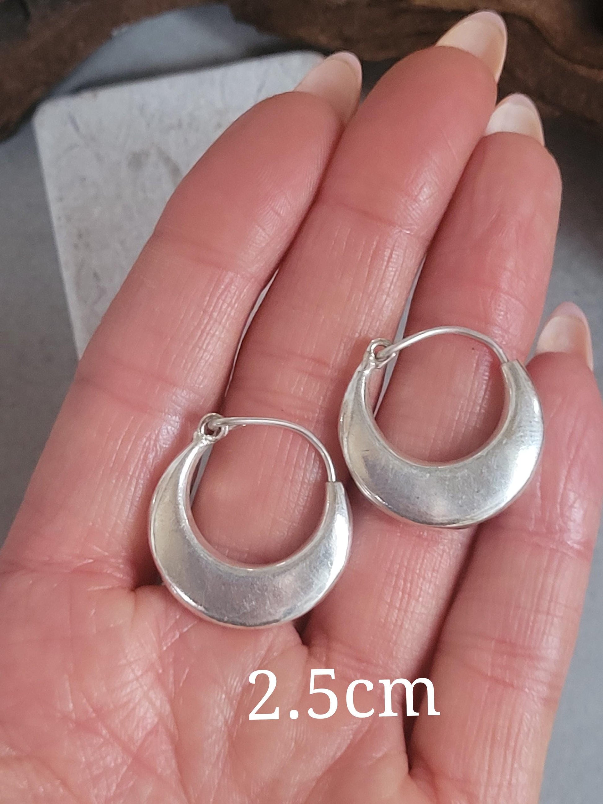 Silver simple hoop earrings: Minimalist jewellery
