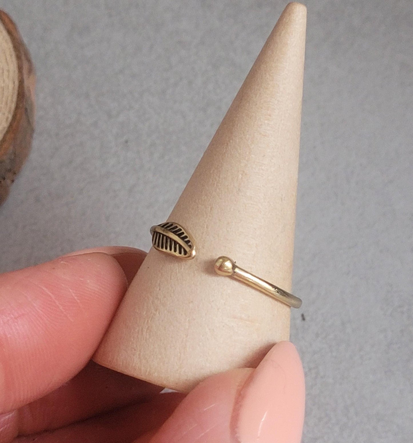 Simple brass feather ring / Minimalist jewelry / Stackable jewelry