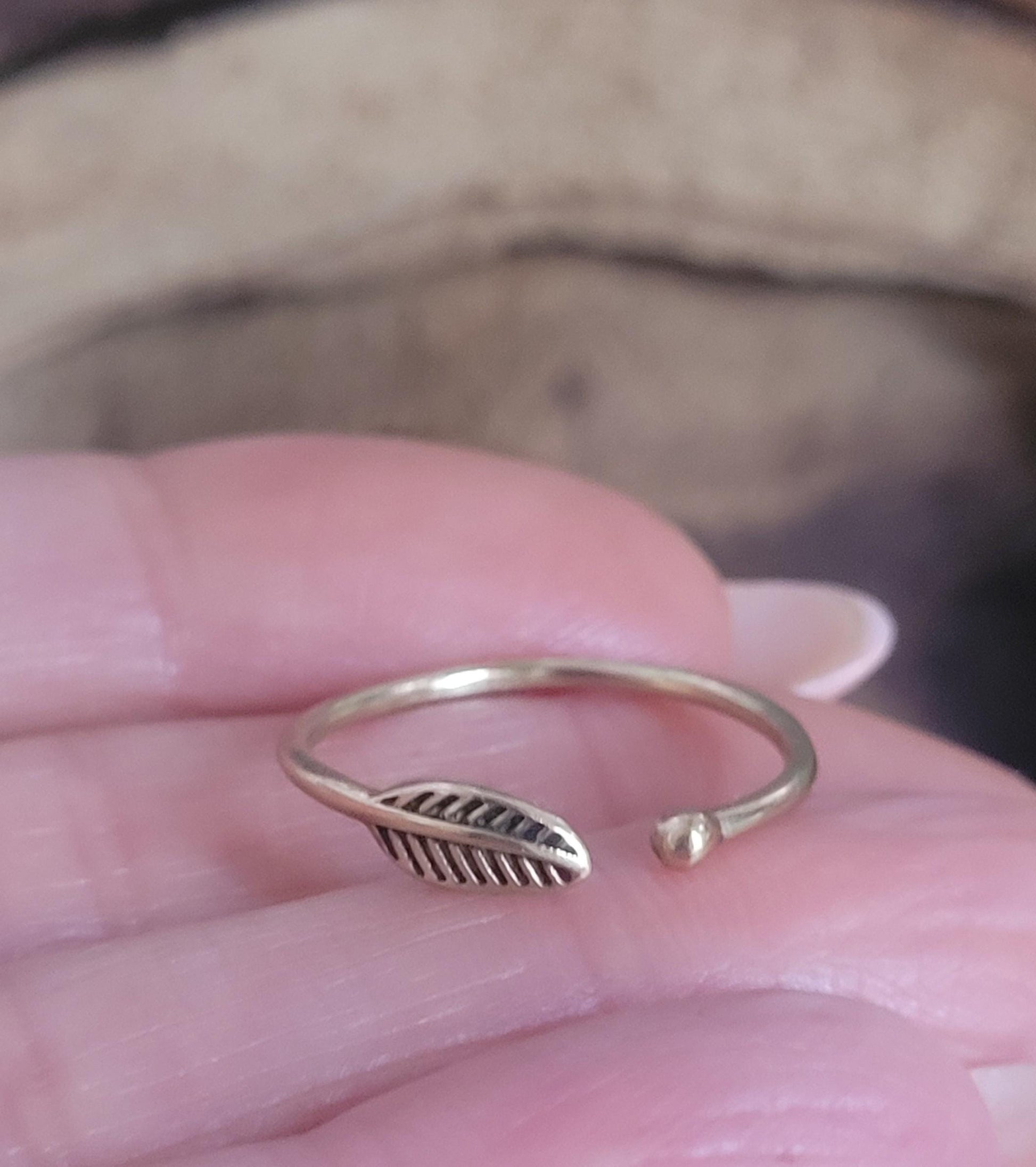 Simple brass feather ring / Minimalist jewelry / Stackable jewelry