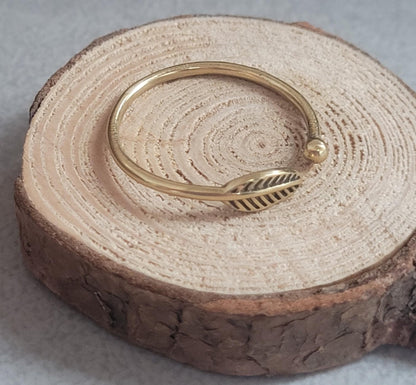 Simple brass feather ring / Minimalist jewelry / Stackable jewelry