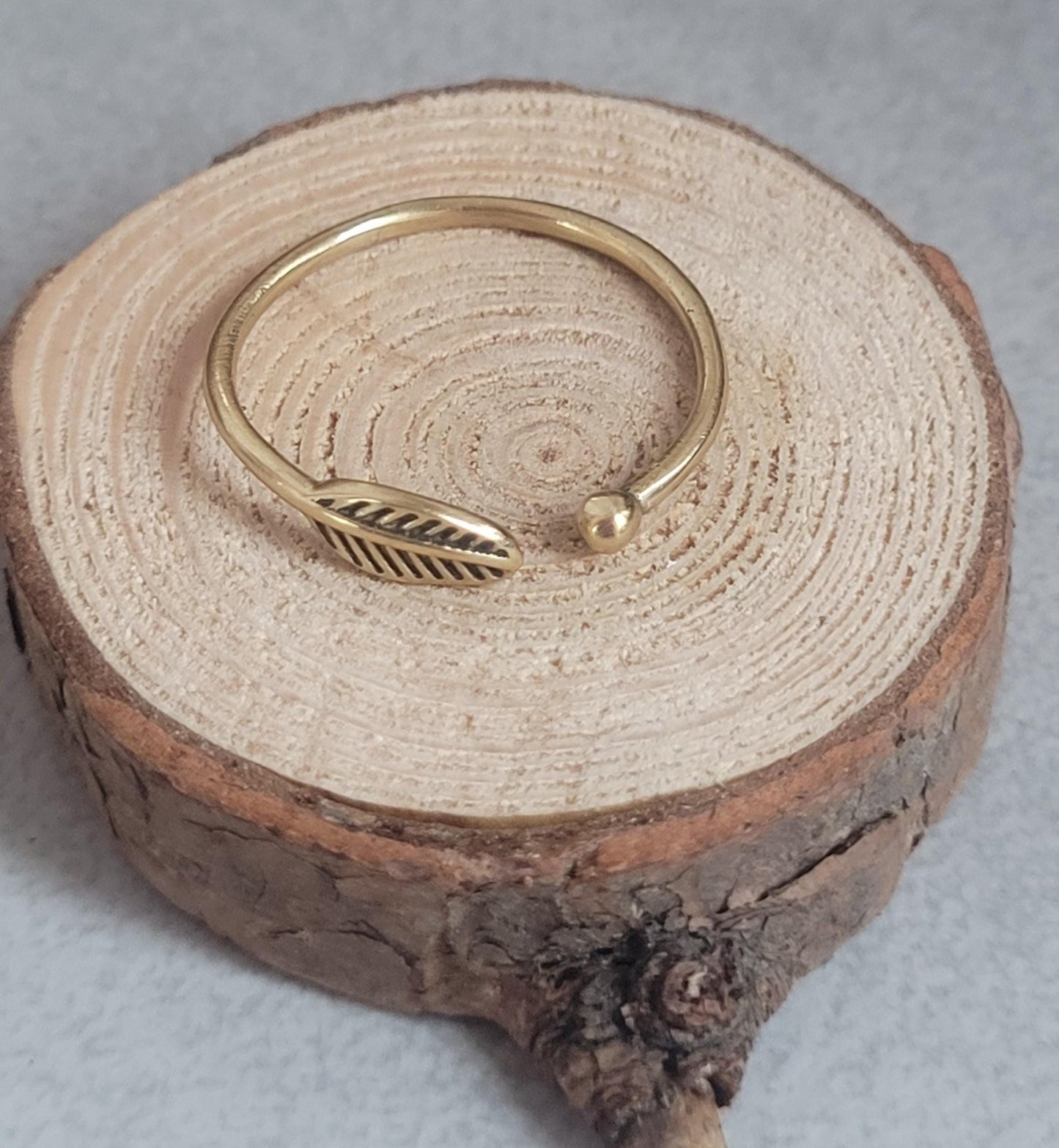Simple brass feather ring / Minimalist jewelry / Stackable jewelry