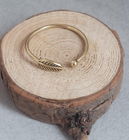 Simple brass feather ring / Minimalist jewelry / Stackable jewelry