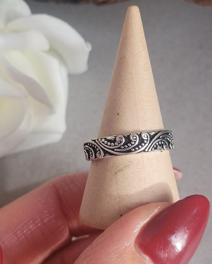 Silver floral ring: silver simple ring / Nature-inspired