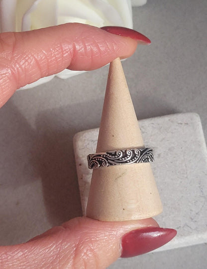 Silver floral ring: silver simple ring / Nature-inspired