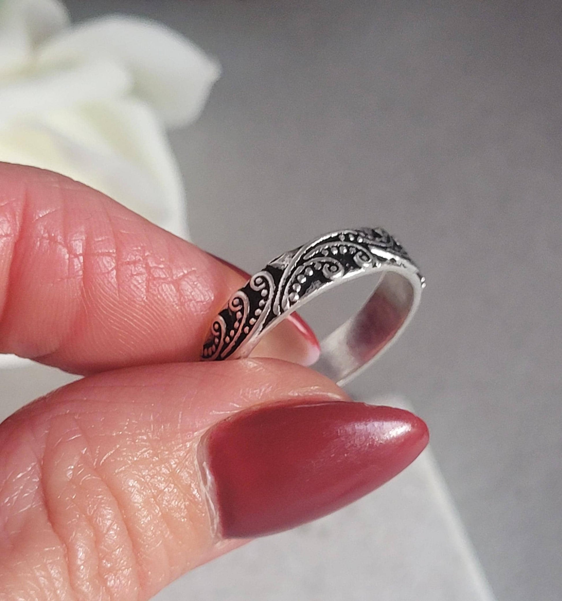 Silver floral ring: silver simple ring / Nature-inspired