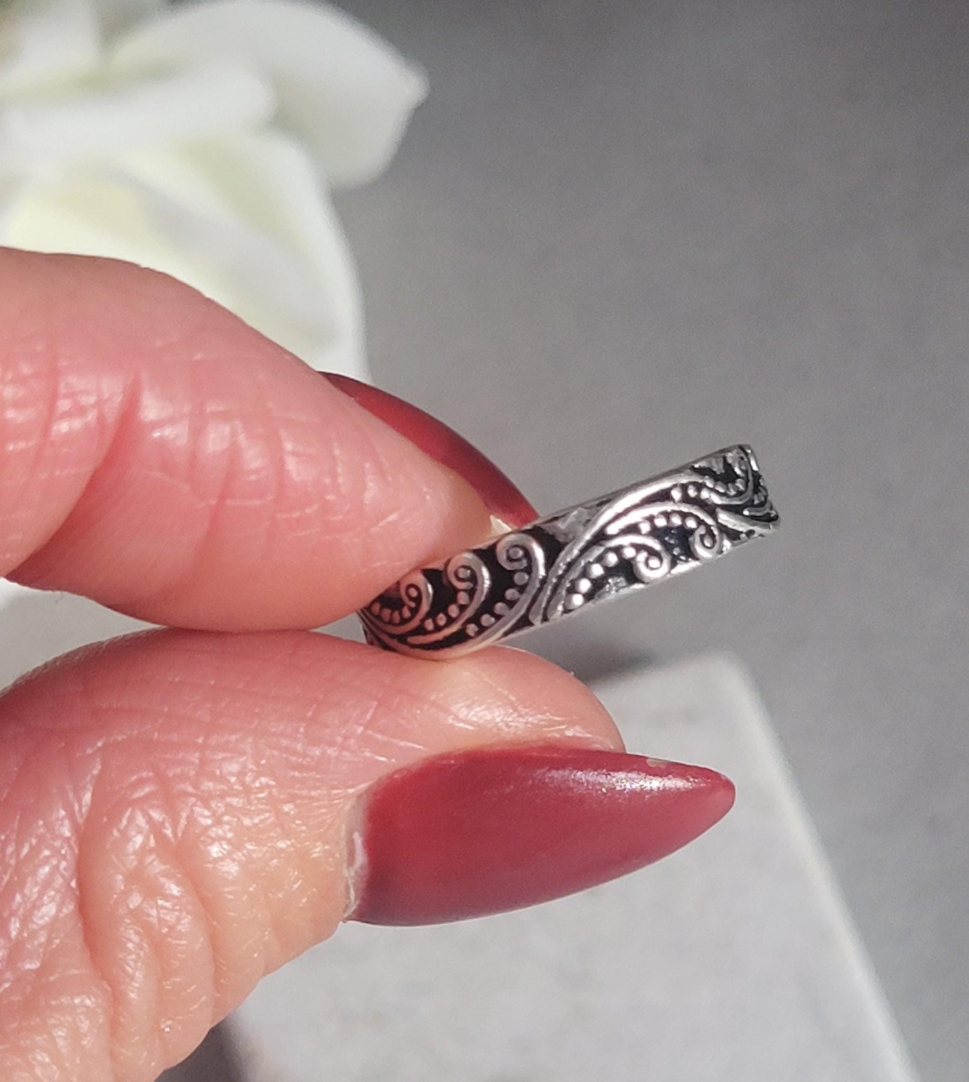 Silver floral ring: silver simple ring / Nature-inspired