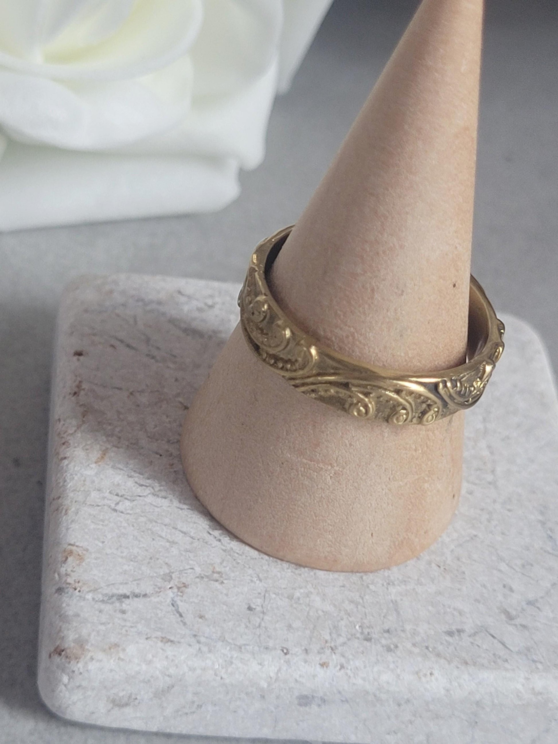 Brass floral ring: silver simple ring / Nature-inspired / Hypoallergenic golden jewelry