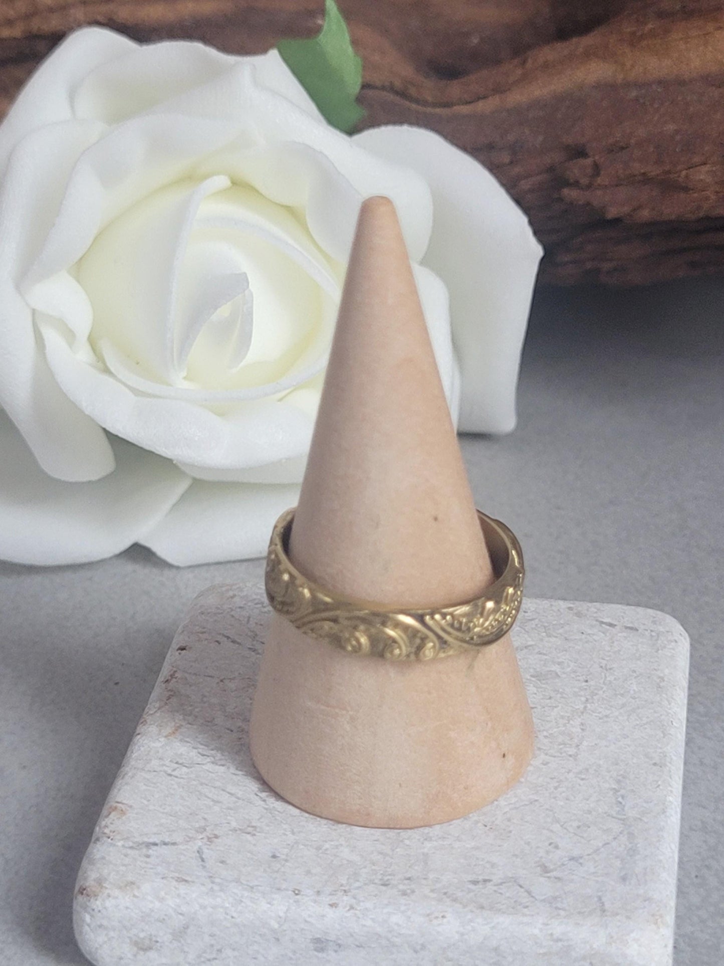 Brass floral ring: silver simple ring / Nature-inspired / Hypoallergenic golden jewelry
