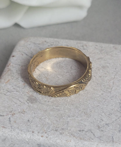 Brass floral ring: silver simple ring / Nature-inspired / Hypoallergenic golden jewelry
