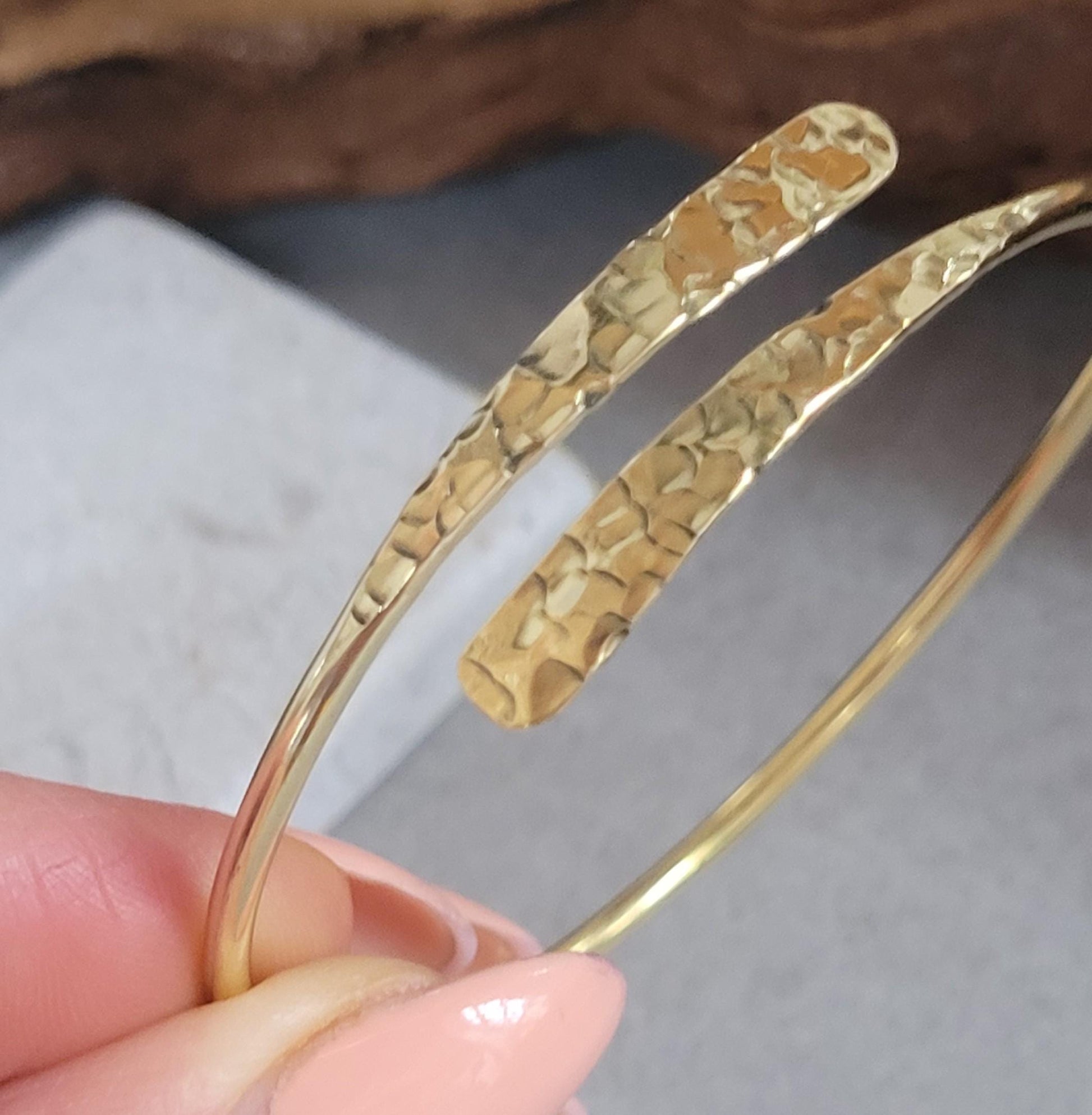 Golden hammered bracelet / Hammered jewellery / Adjustable / Simple bracelet / Minimal / Gift