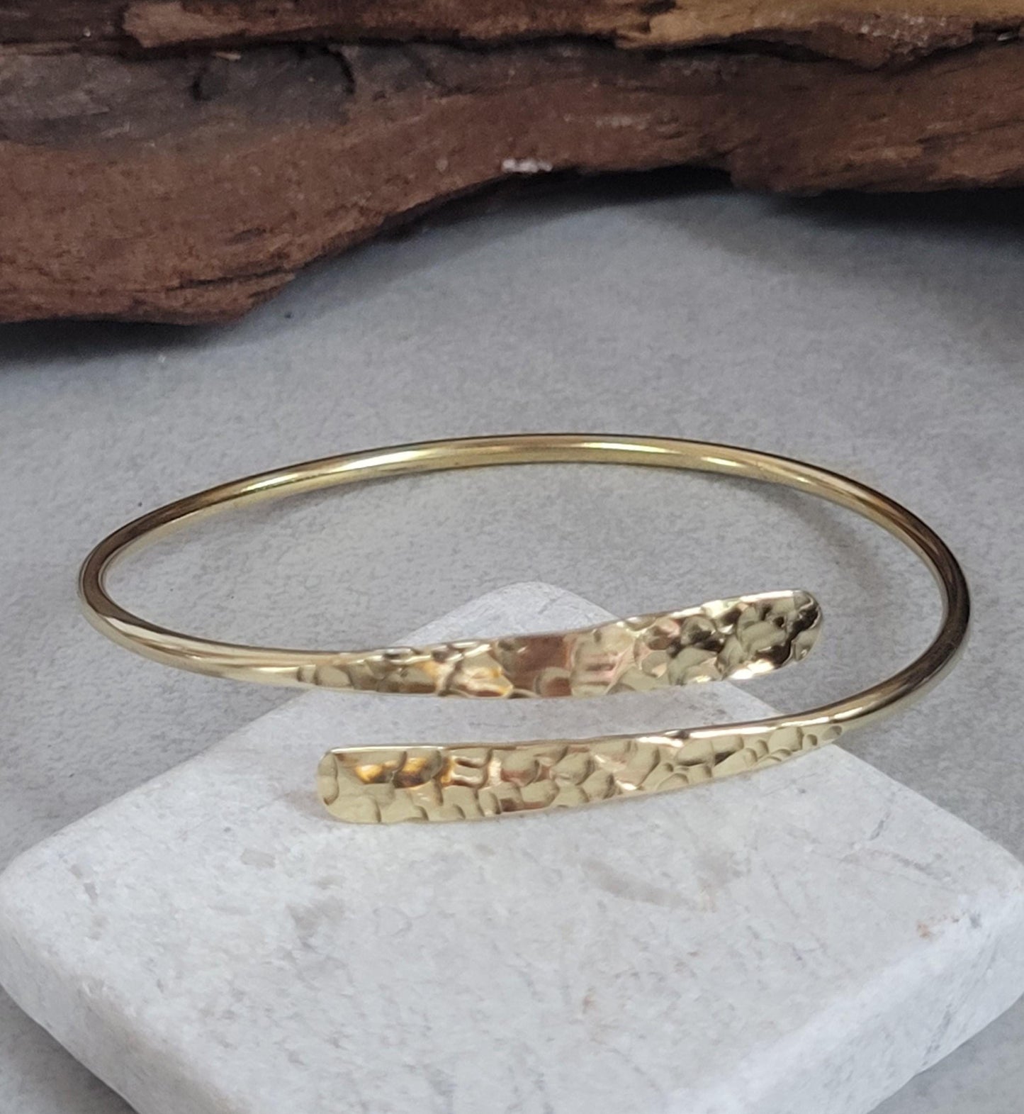 Golden hammered bracelet / Hammered jewellery / Adjustable / Simple bracelet / Minimal / Gift