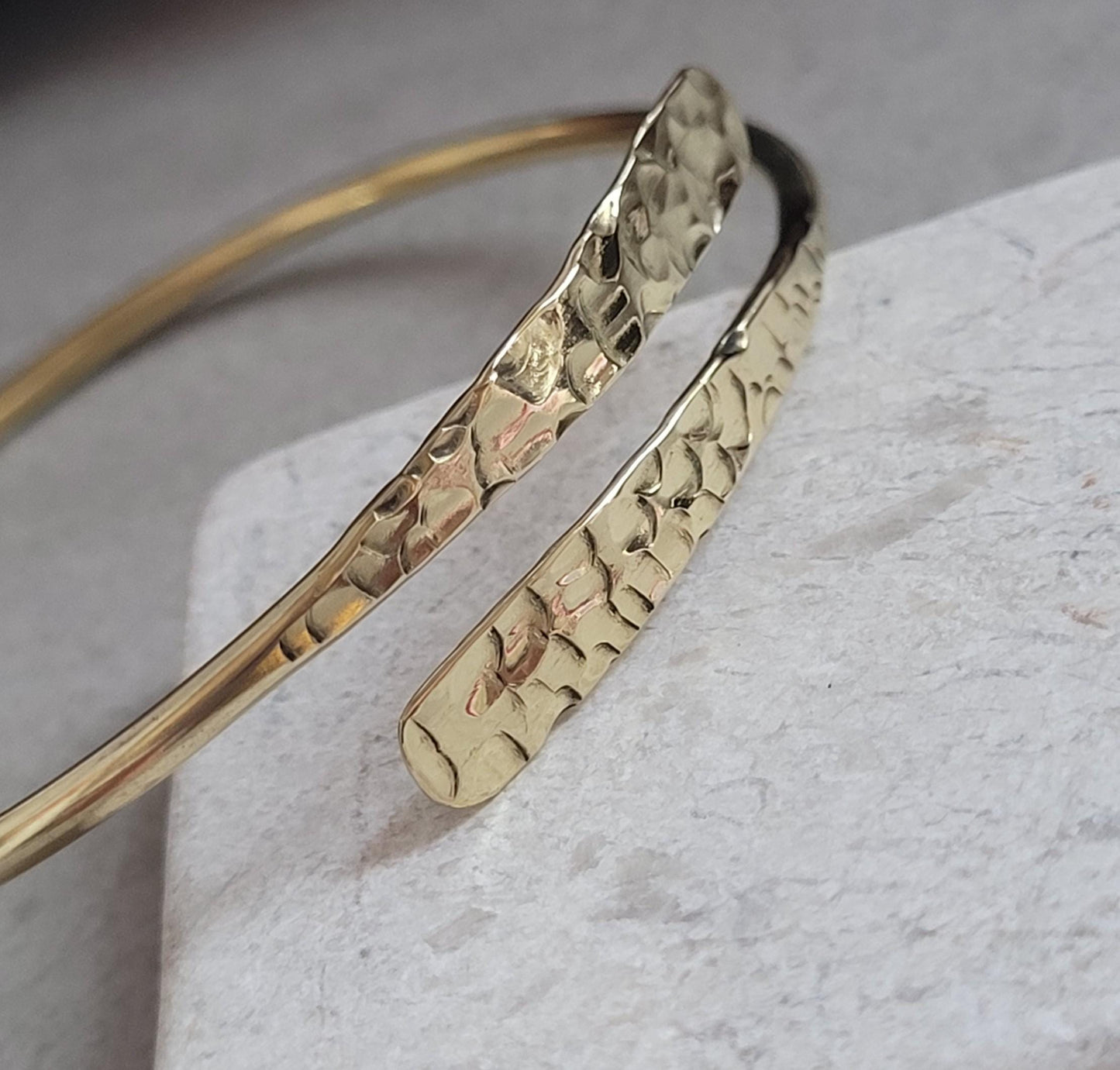 Golden hammered bracelet / Hammered jewellery / Adjustable / Simple bracelet / Minimal / Gift