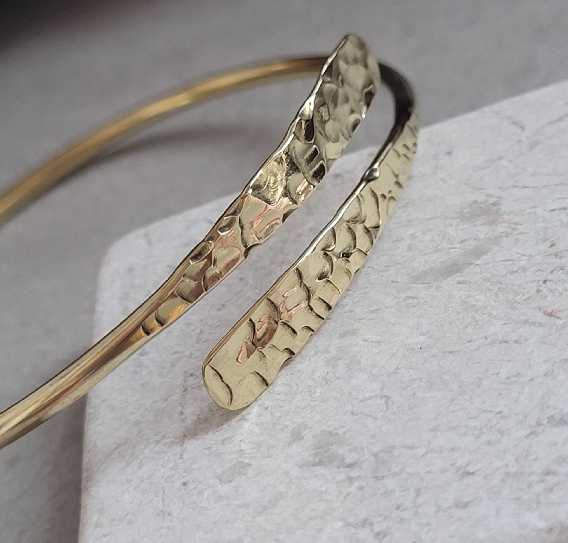 Golden hammered bracelet / Hammered jewellery / Adjustable / Simple bracelet / Minimal / Gift