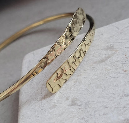 Golden hammered bracelet / Hammered jewellery / Adjustable / Simple bracelet / Minimal / Gift