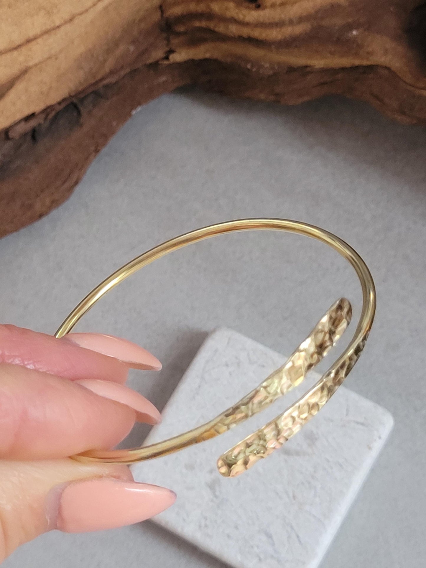 Golden hammered bracelet / Hammered jewellery / Adjustable / Simple bracelet / Minimal / Gift