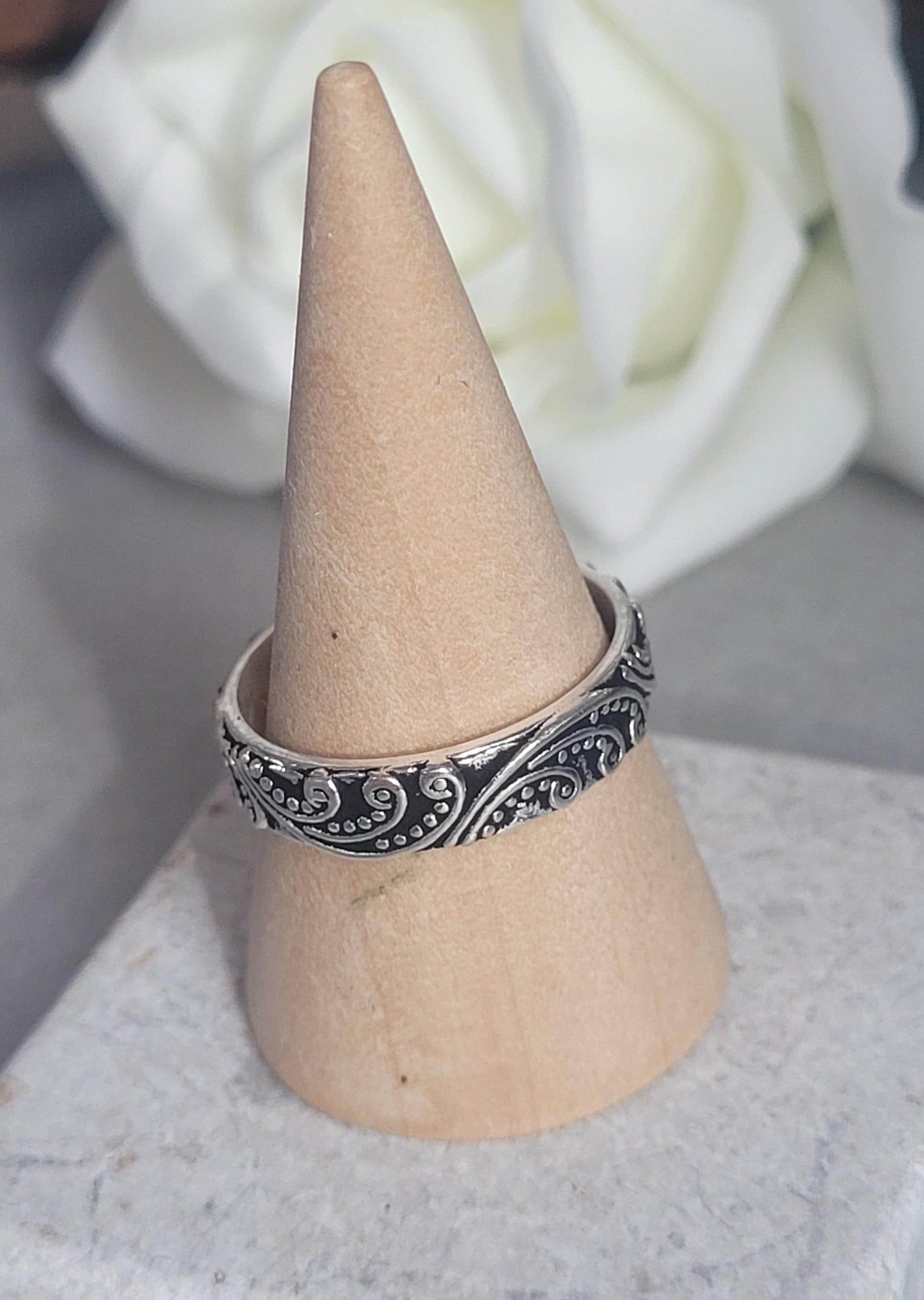 Silver floral ring: silver simple ring / Nature-inspired