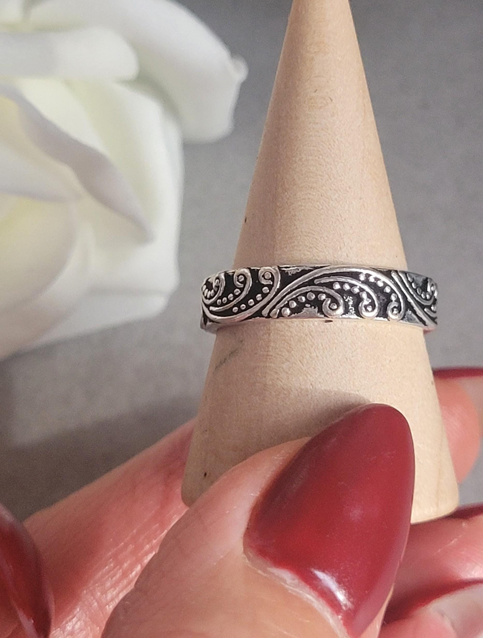 Silver floral ring: silver simple ring / Nature-inspired