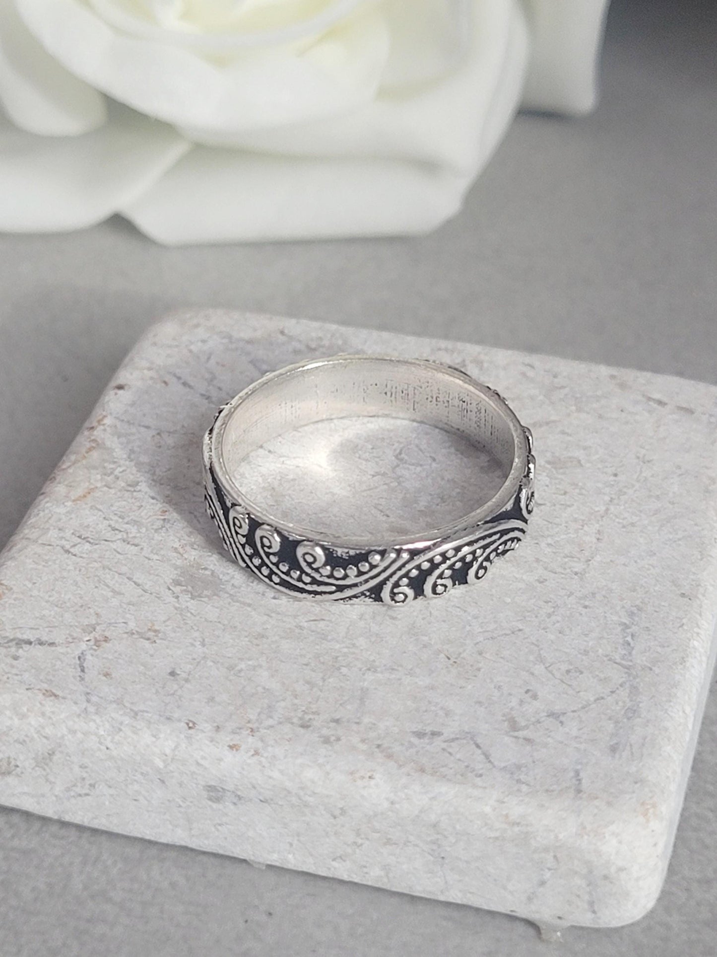 Silver floral ring: silver simple ring / Nature-inspired