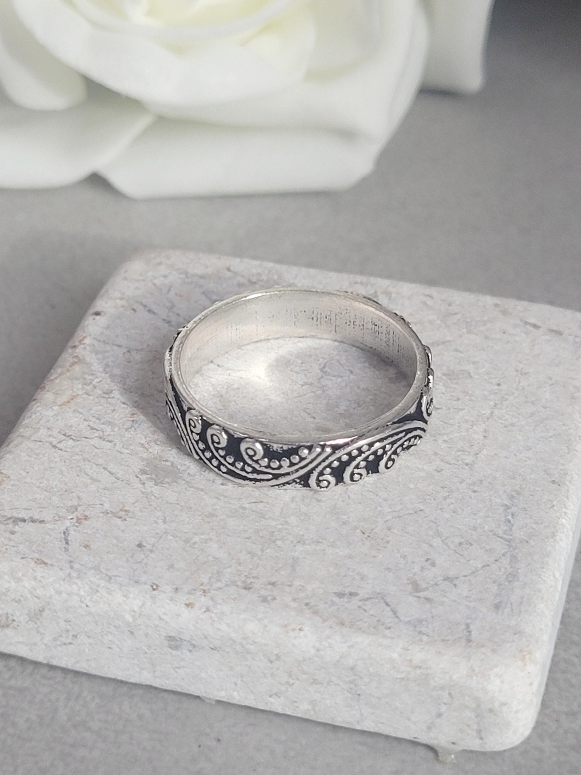 Silver floral ring: silver simple ring / Nature-inspired