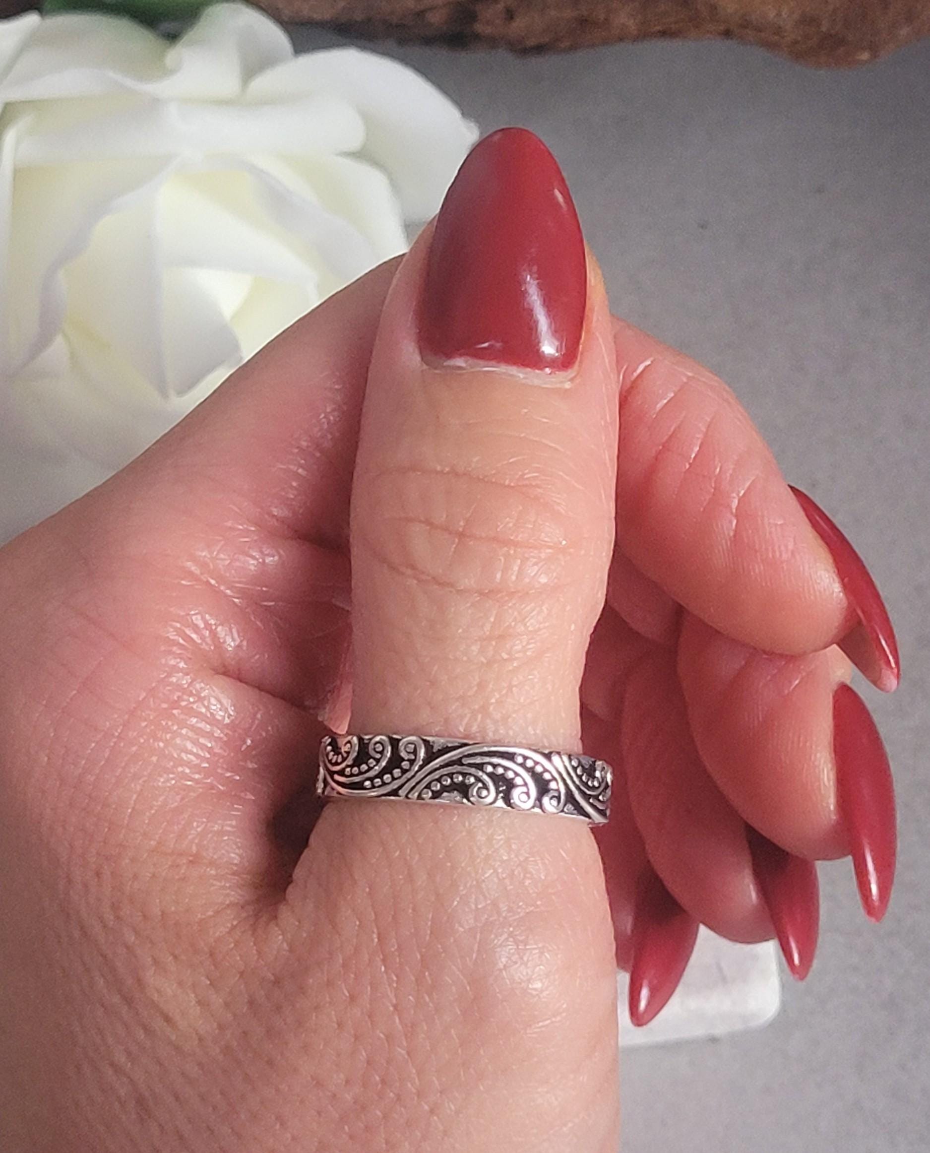 Silver floral ring: silver simple ring / Nature-inspired