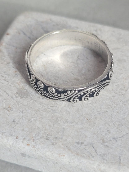 Silver floral ring: silver simple ring / Nature-inspired