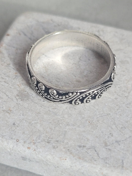 Brass floral ring: silver simple ring / Nature-inspired / Hypoallergenic golden jewelry