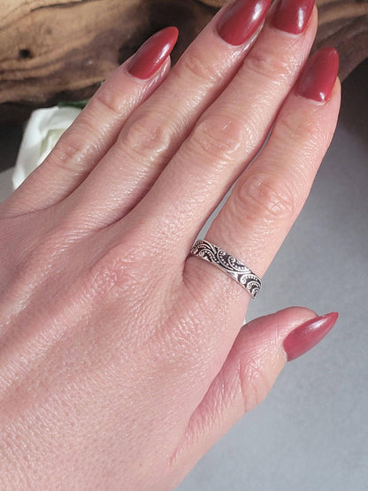 Silver floral ring: silver simple ring / Nature-inspired