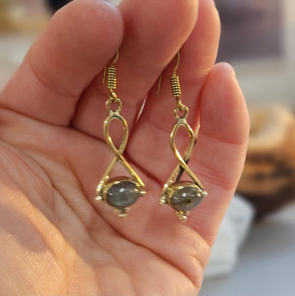 Dainty gold dangle earrings / Minimalistic jewelry